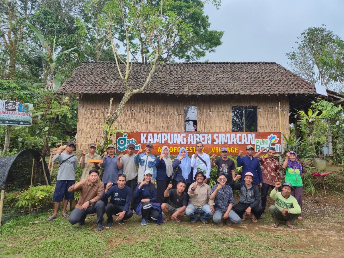 Warga Kampung Aren Simacan berfoto bersama tim CDK Banyuwangi setelah sosialisasi