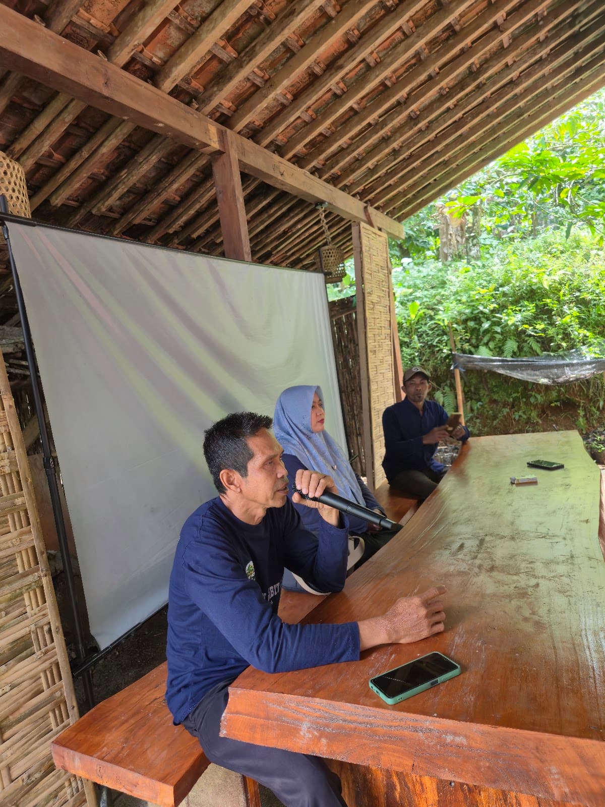 Pak Mastain dari CDK Banyuwangi menjelaskan perlindungan hutan dan prosedur pembentukan KTH di Kampung Aren Simacan