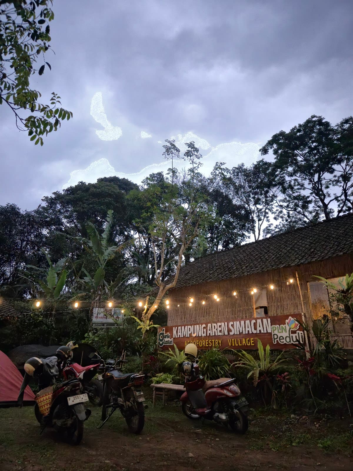 Papan nama Kampung Aren Simacan Agroforestry Village dengan logo Garda Lestari dan PLN Peduli