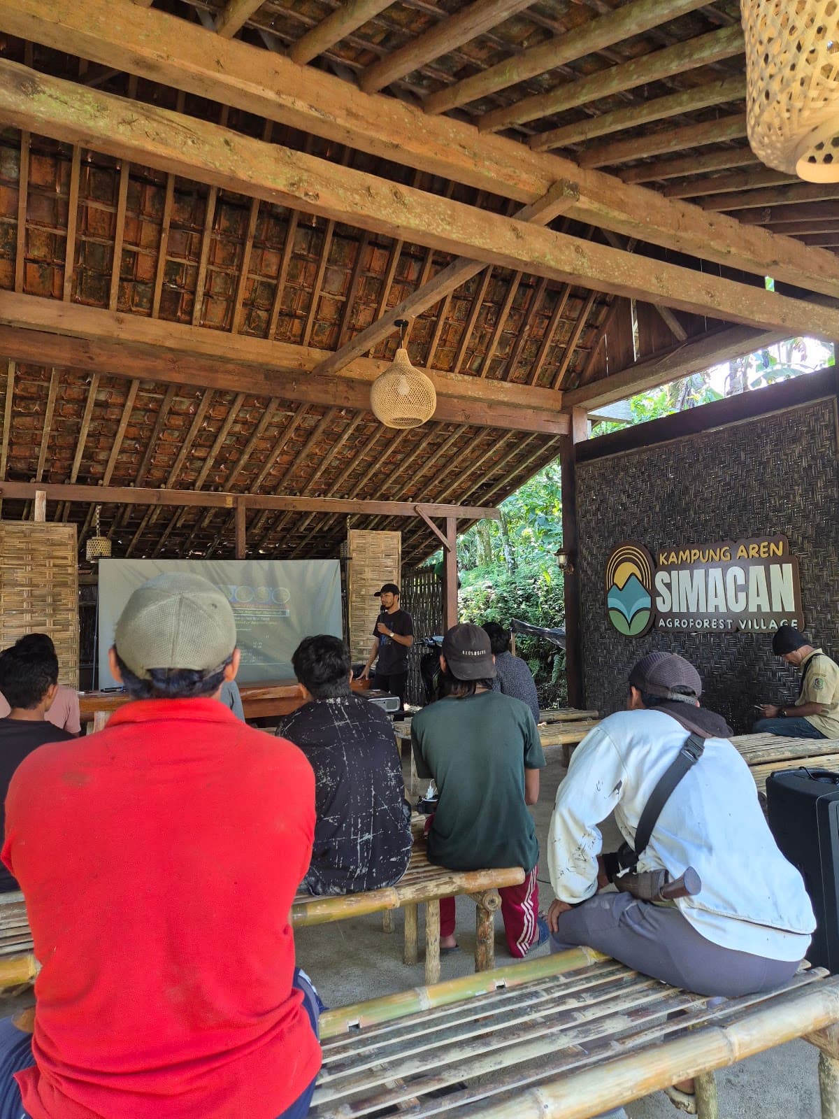 Leaf Coffee Indonesia memaparkan penanganan pasca panen kopi kepada warga Kampung Aren Simacan