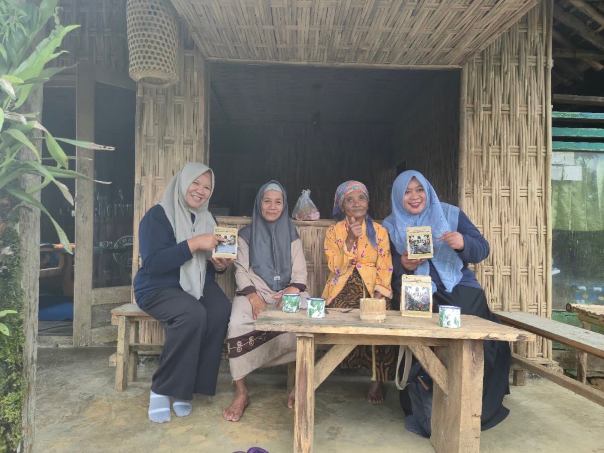 CDK Banyuwangi bersama Mbah Inem, orang tua Kampung Aren Simacan, dan kemasan produk kopi robusta Simacan