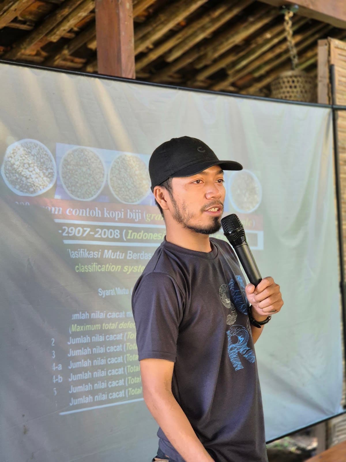 Materi klasifikasi mutu kopi biji berdasarkan jumlah nilai cacat dalam pelatihan pasca panen Kampung Aren Simacan