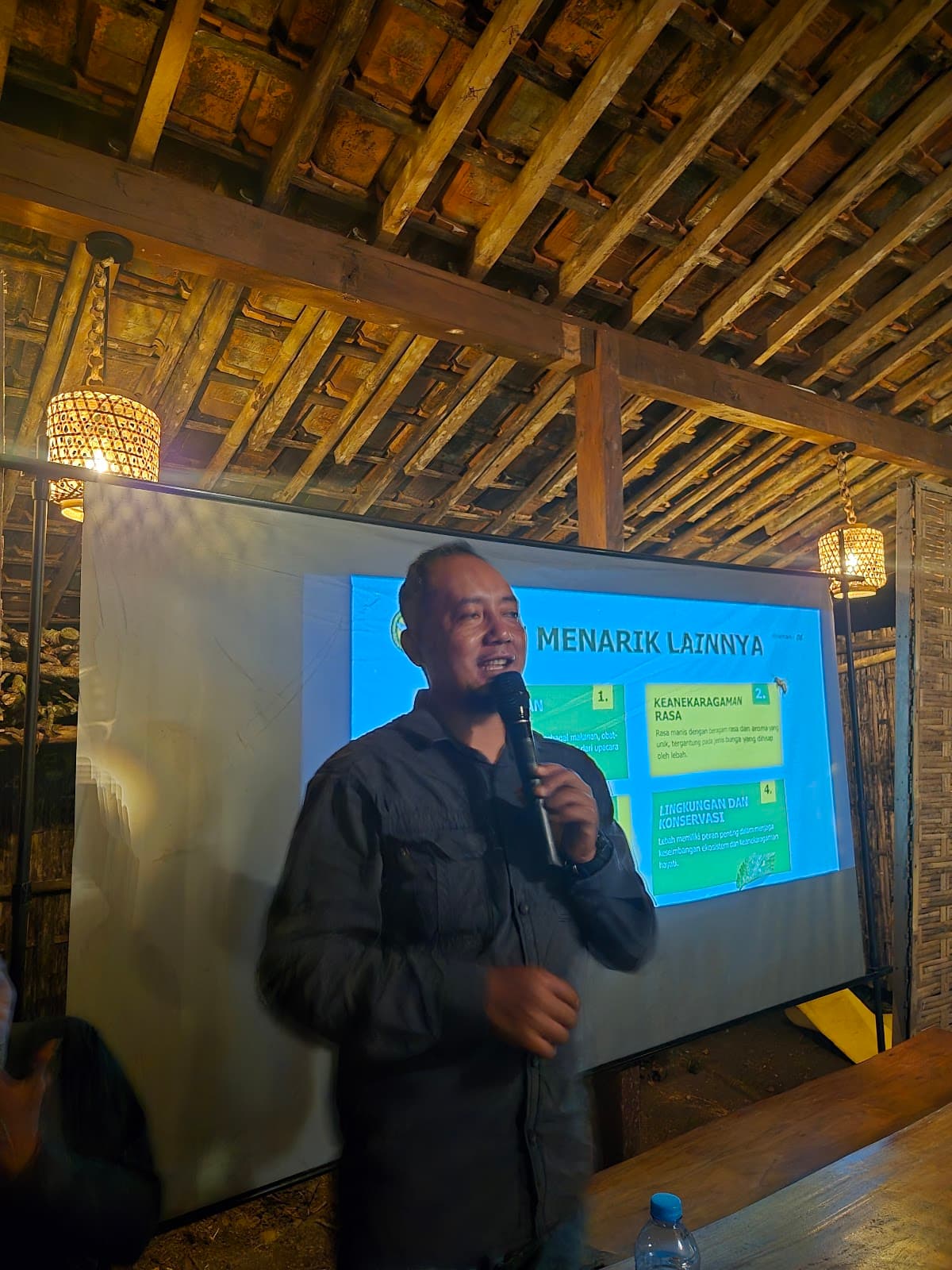 Mas Budi dari Osing Honey memberikan pelatihan budidaya lebah klanceng di Kampung Aren Simacan