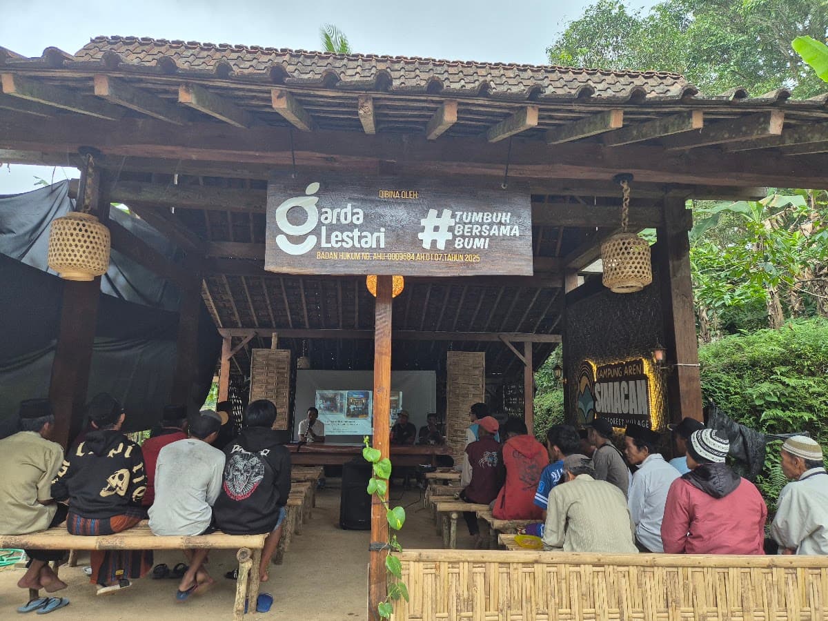 Bapak Rahman, Ketua Pokdarwis Gombengsari, memaparkan eduwisata dan branding wisata kampung di Kampung Aren Simacan