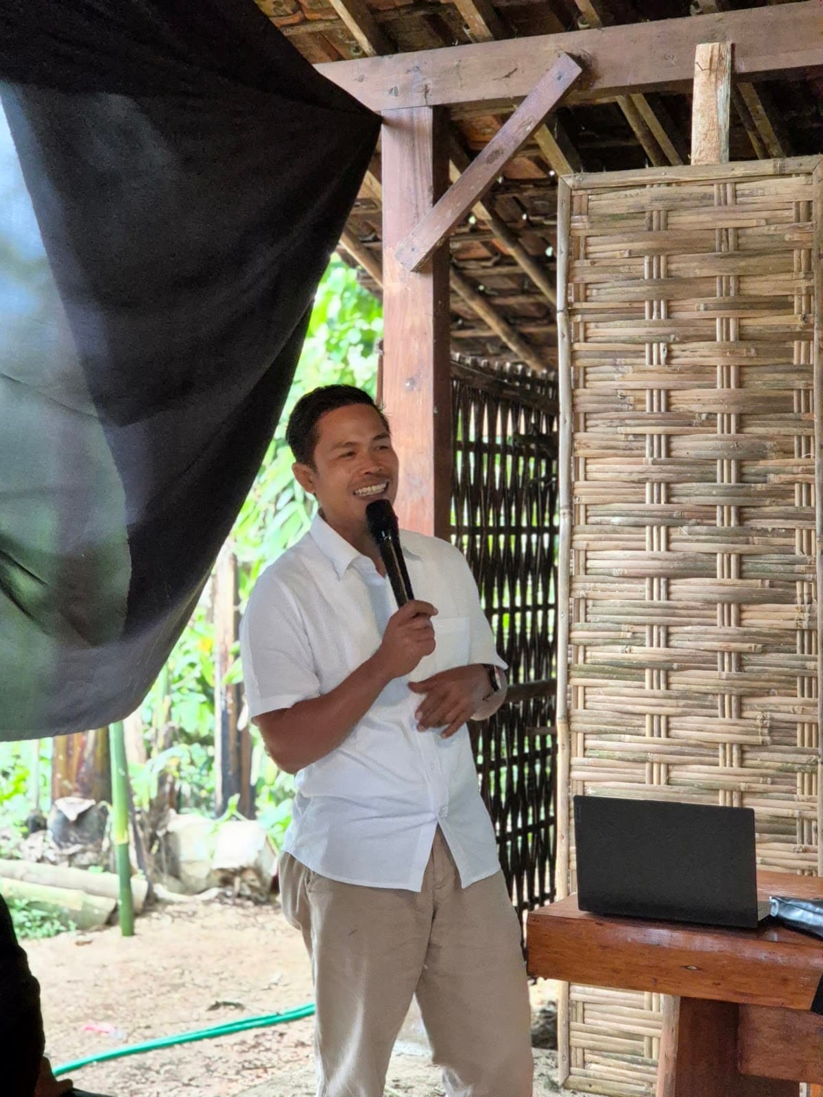 Sesi pemaparan Pokdarwis Gombengsari tentang wisata kampung di balai Kampung Aren Simacan