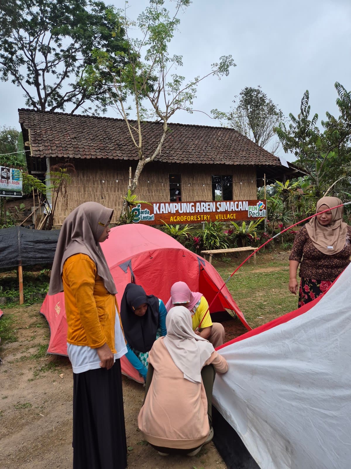 Ibu-ibu Srikandi Kampung Aren Simacan berlatih mendirikan tenda untuk hunian darurat kebencanaan