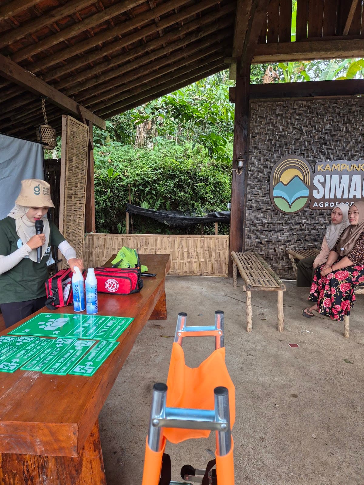 Pelatihan P3K untuk mitigasi kebencanaan bersama Ibu-Ibu Srikandi di balai Kampung Aren Simacan