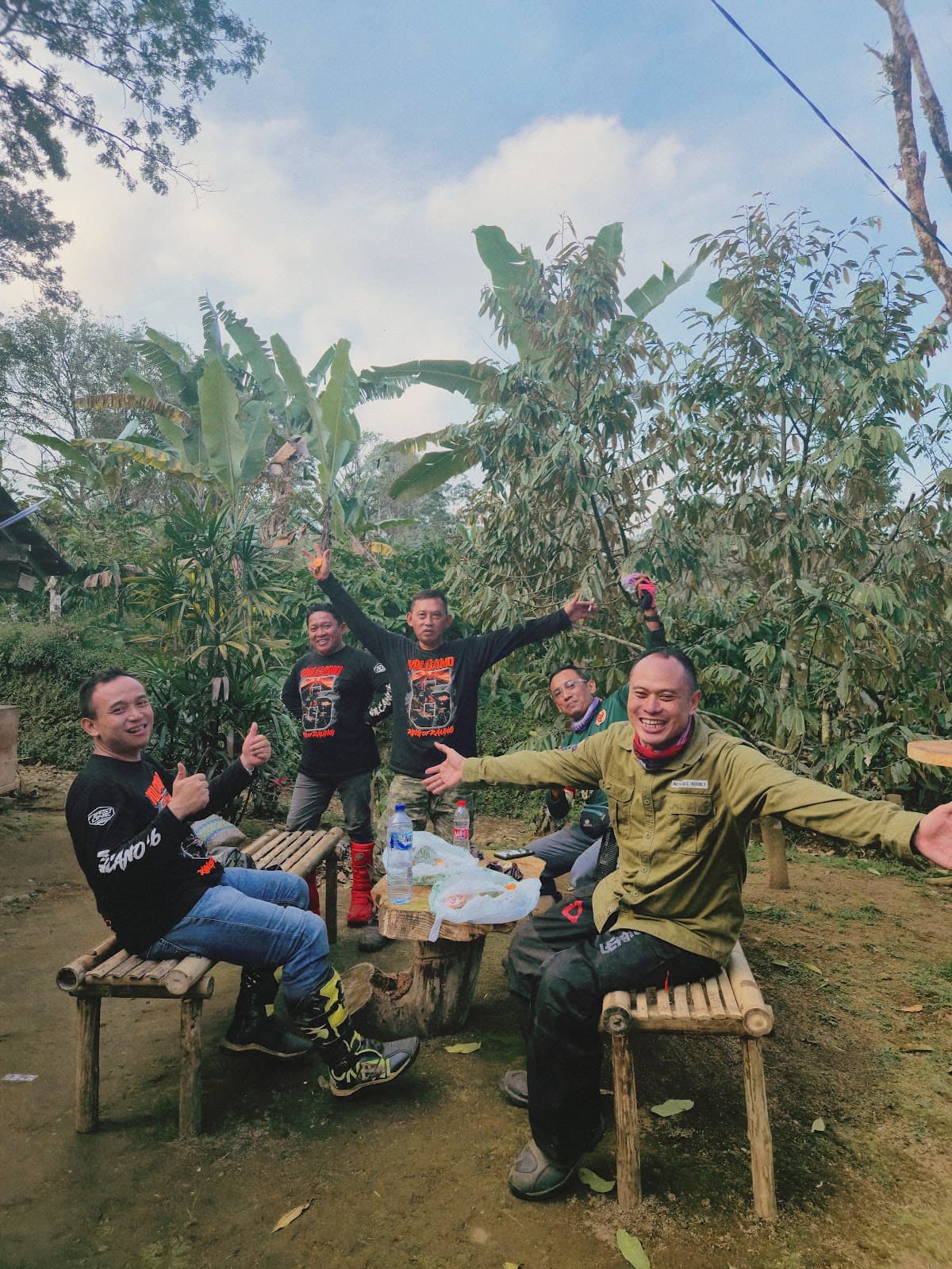 Rombongan pengendara trail beristirahat di lincak bambu halaman Kampung Aren Simacan