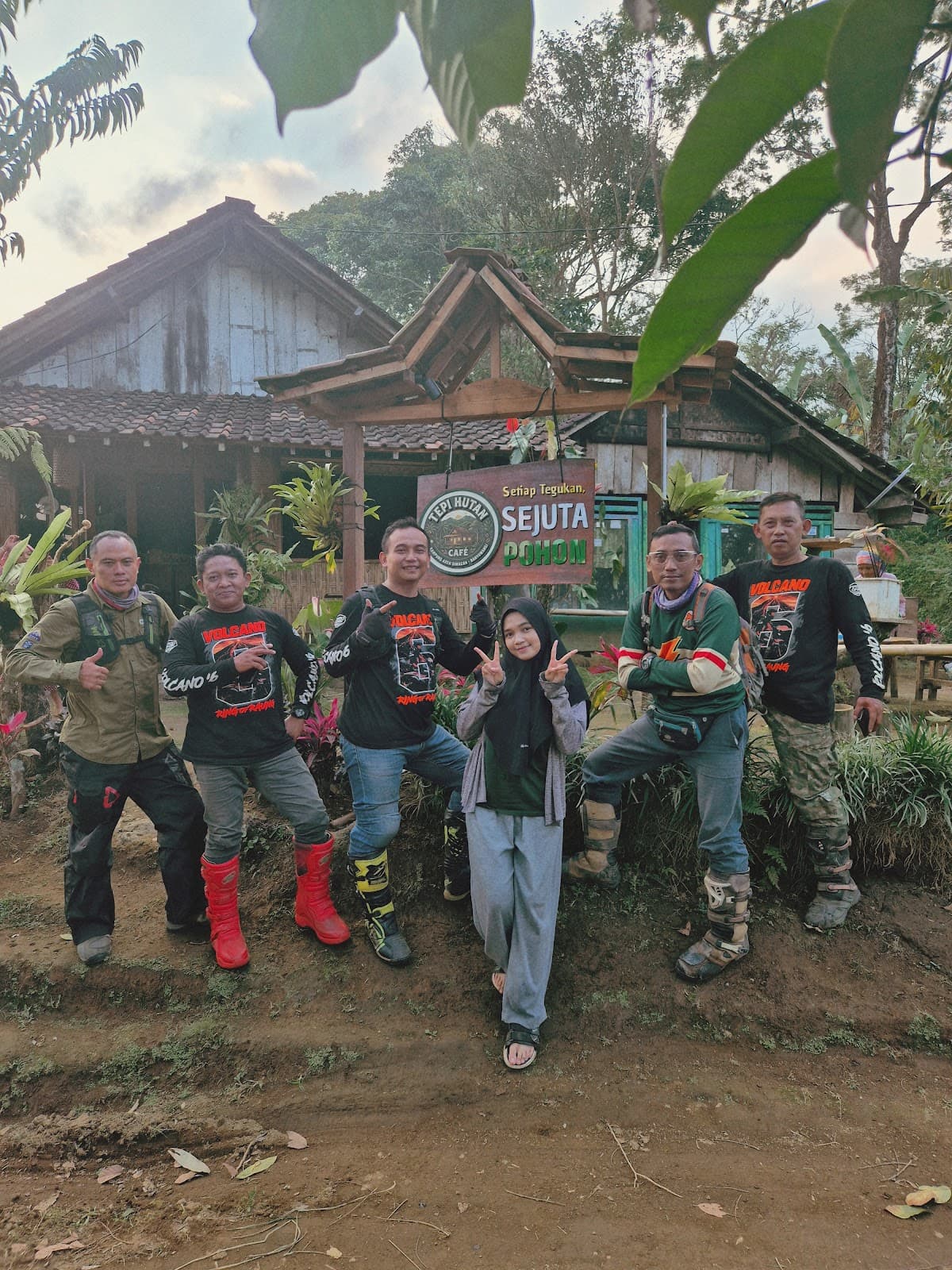 Bagian depan Tepi Hutan Café Kampung Aren Simacan dengan papan bertuliskan Setiap Tegukan, Sejuta Pohon